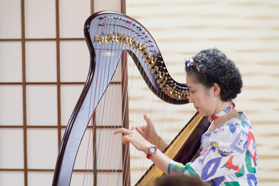 アイリッシュハープを演奏する永山友美子さん